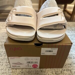 Ryka Women's sand beige  Sandals